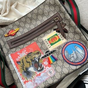 Gucci gg supreme messenger bag